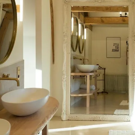 Bed and Breakfast Petit Chateau 3*